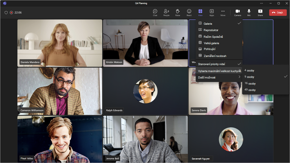 Snímek obrazovky schůzky Teams s devíti video kanály lidí a rozevírací nabídkou pro výběr možností zobrazení