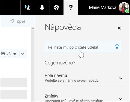 Snímek obrazovky s podoknem nápovědy v Outlooku na webu, který zobrazuje pole Řekněte mi