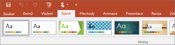 Zobrazuje kartu návrhu na pásu karet v PowerPointu.