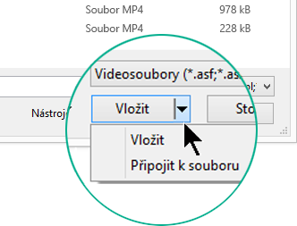 V dialogovém okně Vložit video si můžete vybrat možnost Vložit nebo možnost Připojit k souboru.