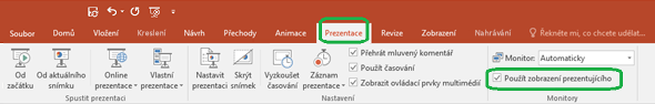 Možnost Zobrazení prezentujícího se ovládá pomocí zaškrtávacího políčka na kartě Prezentace na pásu karet v PowerPointu.