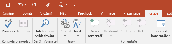 Zobrazuje kartu Revize na pásu karet v PowerPointu.