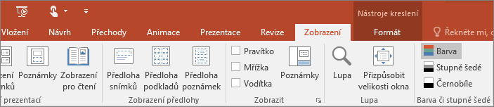 Zobrazuje kartu Zobrazit na pásu karet v PowerPointu.