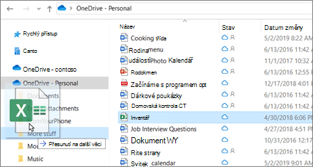 Snímek s přesunem souboru do jiné složky na OneDrivu