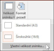 Na kartě Návrh na pásu karet vyberte Velikost snímku a potom vyberte Vlastní velikost snímku.