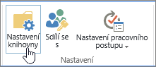 Tlačítka Nastavení knihovny SharePointu na pásu karet