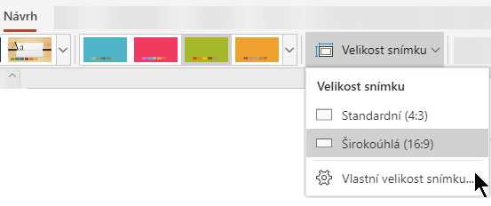 Možnosti velikosti snímku se v PowerPointu Online nacházejí poblíž pravého konce karty Návrh na pásu karet.
