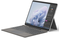 Skærmbillede af Surface Pro 10 til virksomheder i laptoptilstand med Surface Pro Tastatur med pennelager og Surface Slim Pen med skærmen udad og Copilot og Windows på skærmen.