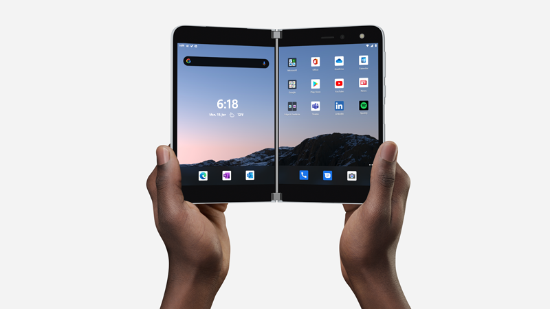 Surface Duo åben og holdt i to hænder