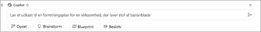 Skærmbillede, der viser tekstfeltet Copilot på lærredet. Prompt "Lav en forretningsplan til et firma, der laver tekstiler af bananblade" skrevet i tekstfeltet.