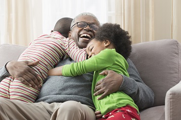 Foto von zwei Kindern, die ihre Großeltern umarmen