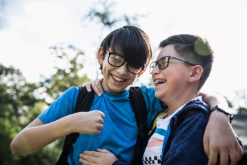 Zwei kleine Jungen lachen