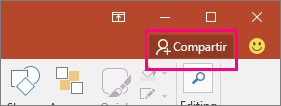 El botón compartir en la cinta de opciones de PowerPoint.