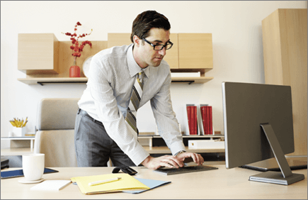 Fotografía de un hombre trabajando en un PC.