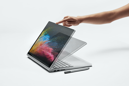 Imagen de la vista lateral de una pantalla de Surface Book 2 abierta en modo estudio.