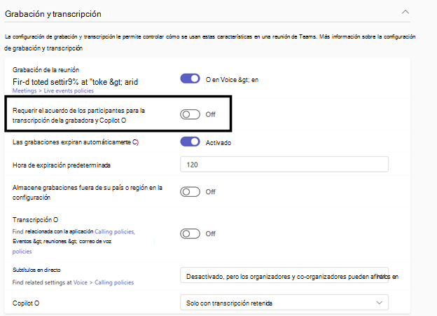 una sección de una página de configuración de Teams. Es la sección Grabación & transcripción, donde puede establecer cómo se manejan las grabaciones y transcripciones. Un resplandor negro resalta la configuración para requerir permiso de los participantes de la reunión para la grabación, la transcripción y copiloto.