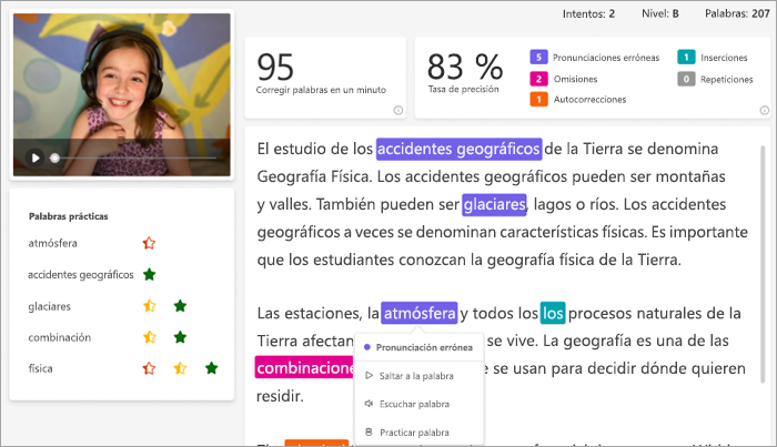 una estudiante blanca sonriente con auriculares rosas en el marco del vídeo junto al fragmento que ha leído. el pasaje está marcado con errores codificados por colores.