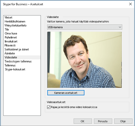 Näyttökuva Skype for Businessin Asetukset-valintaikkunan Videolaitteet-sivusta.