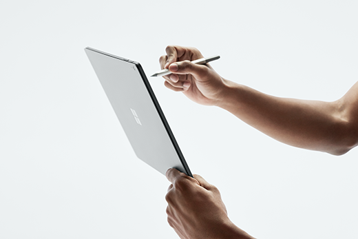 Photo d’un Surface Book 2 étant tenu en mode Tablette.