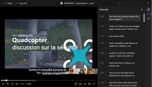 Une vidéo est lue dans un navigateur. La transcription de la vidéo s’affiche dans le volet droit.