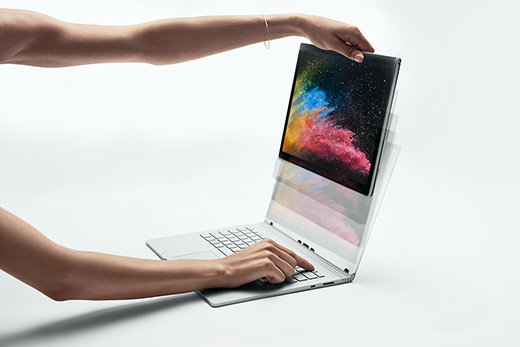 Photo d’un écran Surface Book 2 étant tiré vers le haut et détaché du clavier.