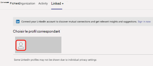 Dans l’onglet LinkedIn de Teams, une zone rouge met en évidence un profil LinkedIn correspondant.