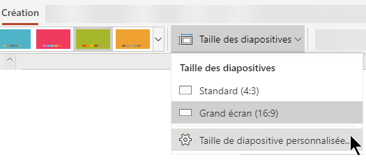 Les options de taille des diapositives sont disponibles près de l’extrémité droite de l’onglet Création du ruban de la barre d’outils dans PowerPoint Online