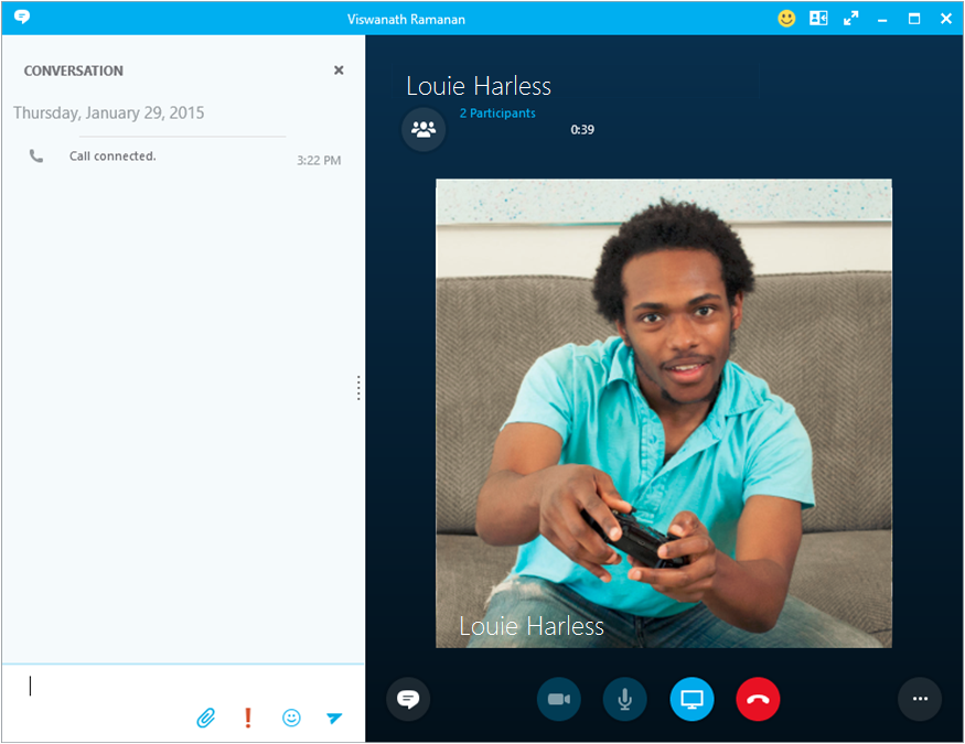 Cseveghet partnerével a Skype Vállalati verzióval és PBX-telefonnal folytatott hívás közben.