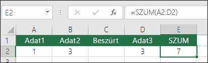 A példa egy oszlop beszúrásakor a =SZUM(A2:C2) képletről automatikusan a =SZUM(A2:D2) képletre bővülő SZUM képletet szemléltet