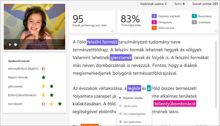 mosolygó fehér tanuló rózsaszín fejhallgatóval a videó keretben ábrázolva a szakasz mellett, amelyet elolvasott. a szakasz meg van jelölve színkódolt hibákkal.