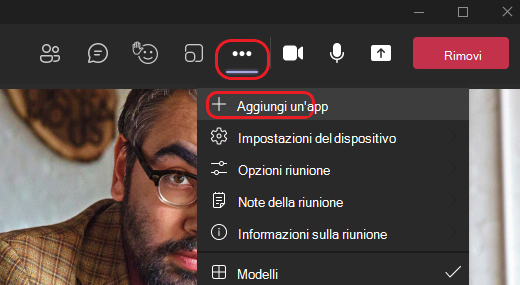 L'immagine mostra come aggiungere un'app durante una riunione di Teams.