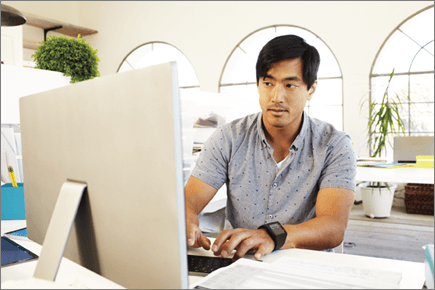 Foto di un uomo che lavora a un computer