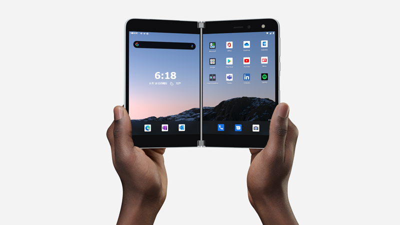 Surface Duo を開いて、両手で持つ