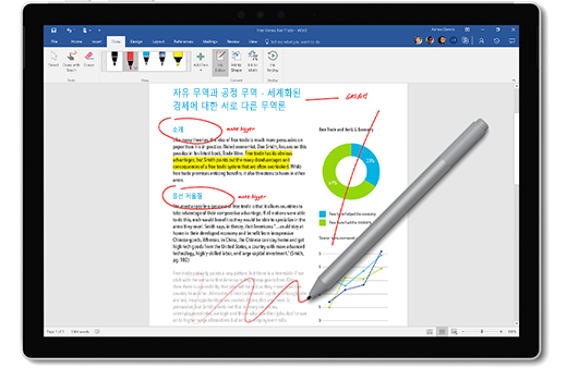 문서에 표시를 하는 Surface 펜 사진.