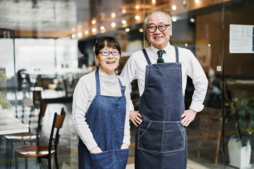 배경 도구 전에 웃는 부부의 사진은 이미지의 일부를 제거하는 데 사용됩니다.