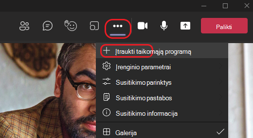 Paveikslėlyje rodoma, kaip įtraukti programą "Teams" susitikimo metu.
