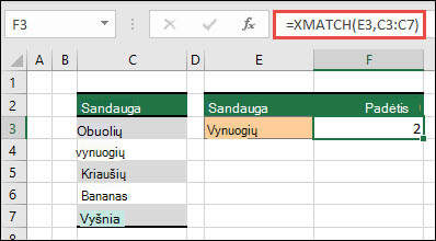 "Excel" lentelė, kurioje išvardyti skirtingi vaisių produktai nuo langelio C3 iki C7. XMATCH formulė naudojama rasti padėtį lentelėje, kurioje tekstas atitinka "vynuogių" (apibrėžta langelyje E3). Formulė grąžina "2", nes tekstas "Vynuogės" yra kitoje lentelės vietoje.