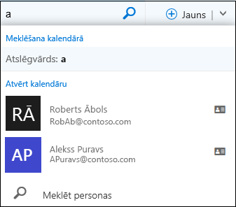Kalendāra meklēšanas saraksts, kas parādās, kad kaut ko ierakstāt kalendāra meklēšanas lodziņā, un sameklē atbilstošu vārdu jūsu kontaktpersonu sarakstā vai direktorijā.