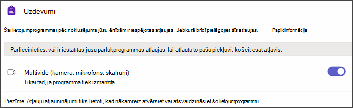 Ekrānuzņēmums ar Teams iestatījumiem pēc tam, kad atlasāt Programmu atļaujas. Iestatījums Multivide tiek rādīts ar ieslēgtu slēdzi.