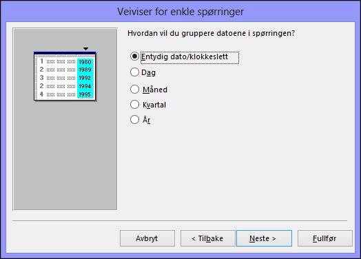 Velg hvordan du vil gruppere datoene i spørringen i dialogboksen for veiviser for enkel spørring