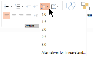 Menyalternativene linjeavstand på båndet lar deg velge enkel linjeavstand, dobbel linjeavstand eller andre alternativer for loddrett linjeavstand.