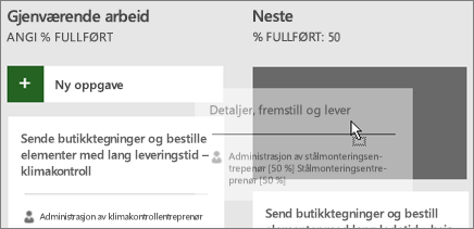 Skjermbilde av forflytning av en oppgave fra en kolonne for oppgavetavle til en annen.  