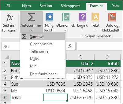 Du kan bruke veiviseren for automatisk summering for automatisk å bygge en Summer-formel.  Merk et område rett ovenfor/nedenfor eller til venstre/høyre for området som skal summeres, og gå til Formel-fanen på båndet, og velg deretter Autosummer og SUMMER.