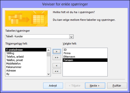 Velg feltene du vil bruke i dialogboksen i den enkle spørringsveiviseren.