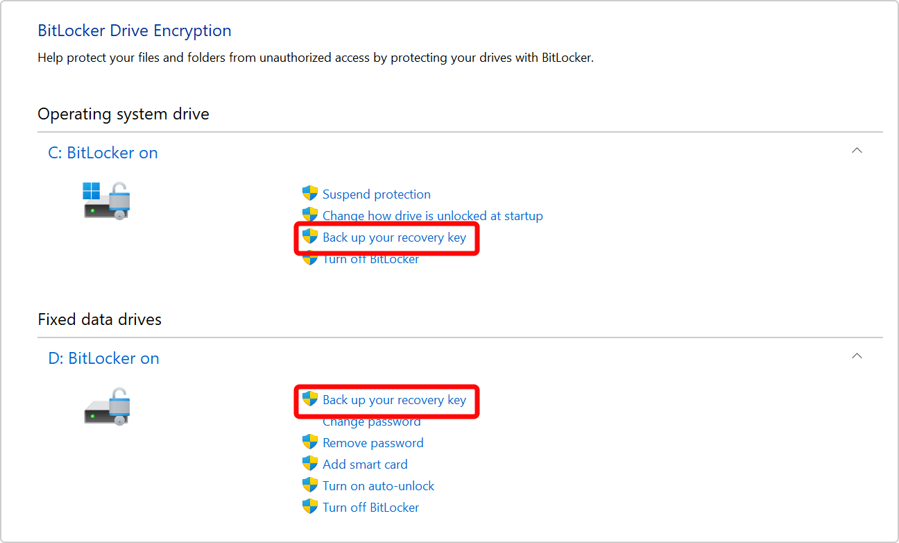 Skjermbilde av Kontrollpanel som viser alternativet for å sikkerhetskopiere BitLocker-gjenopprettingsnøkkelen for både OS-stasjonen og en datastasjon.