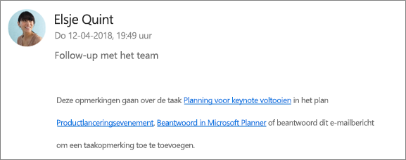 Schermafbeelding: Een groeps-e-mailbericht weergeven waarin een collega de eerste opmerking beantwoordt.