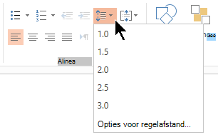 Met de menuopties regelafstand op het lint kunt u opties voor één spatie, dubbele spatie of andere verticale regelafstand selecteren.