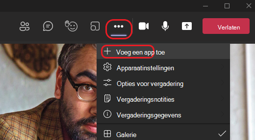 Afbeelding laat zien hoe u een app toevoegt tijdens een Teams-vergadering.