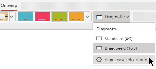 De opties voor diagrootte vindt u helemaal rechts op het tabblad Ontwerpen van het lint van de werkbalk in PowerPoint Online