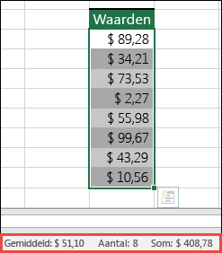 Schermafbeelding van het selecteren van een bereik van cellen, met daarna verschillende gegevens op de statusbalk